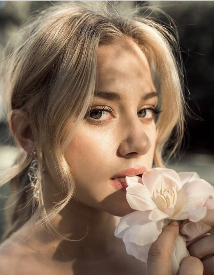 Lili Reinhart facelift