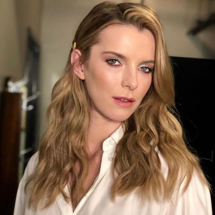 Betty Gilpin Plastic Surgery Face